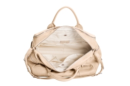 Quand Clio revisite le cac à langer, cela donne le Mom Bag, un sac non seulement classe mais ultra-pratique et qui s’accroche facilement à la poussette. Et quand bébé a grandi, ça en fait un sac de week-end tout aussi classe.